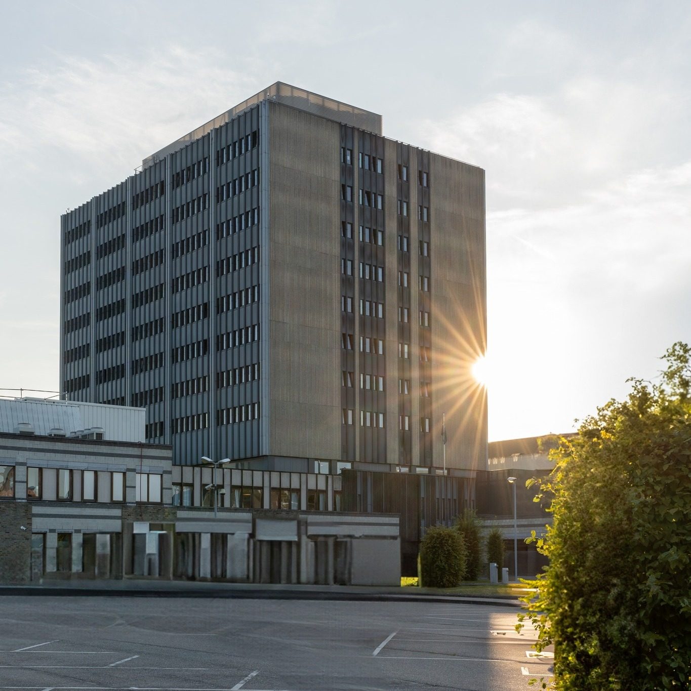 Clinique Saint-Luc Bouge — bâtiment principal au lever du jour